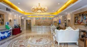 a large room with a chandelier and a lobby at Vienna Hotel Xuzhou Junsheng Plaza Benteng Avenue Metro Station in Xuzhou