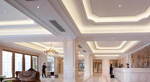 a large lobby with a chandelier in a building at Vienna Hotel Yunnan Lijiang Ancient City in Lijiang