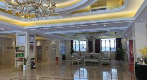 a large lobby with a chandelier in a building at Vienna Hotel Guangxi Liuzhou Sanjiang Gulou Niaochao Passenger Station in Sanjiang