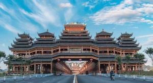 a large building with a road in front of it at Vienna Hotel Guangxi Liuzhou Sanjiang Gulou Niaochao Passenger Station in Sanjiang