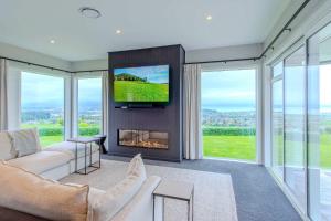 Televiisor ja/või meelelahutuskeskus majutusasutuses Jojo's Lookout - Stunning Lake Views with Spa +52 fotot