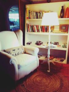 sala de estar con silla y mesa con lámpara en Posada Valizas, en Barra de Valizas