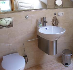 un baño con lavabo e inodoro en Elegante Ferienwohnung mit Kaminofen im Thüringer Wald, en Manebach 17 fotos más