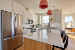 Kuchyň nebo kuchyňský kout v ubytování Spacious 2BR - New Luxury Townhouse Stay