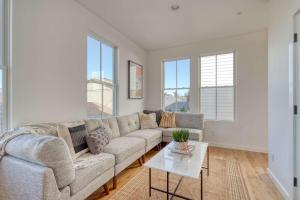 Posezení v ubytování Spacious 2BR - New Luxury Townhouse Stay