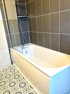 Vannituba majutusasutuses 2 BR House By Eason Stays Short Term Rental Leeds With Free Parking Near Burley Park