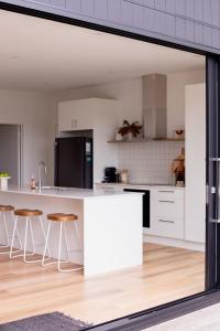 Gallery image of White Beach Retreat - Luxury With Water Views in White Beach +40 photos