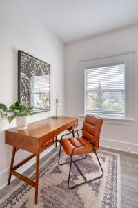 un bureau et une chaise dans une pièce dans l'établissement Stay Portland - Soul District Mansion - Food Carts & Local Shops, à Portland
