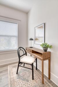 Cette chambre dispose d'une fenêtre et d'un bureau avec une chaise. dans l'établissement Stay Portland - Soul District Mansion - Food Carts & Local Shops, à Portland