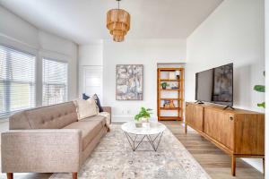 un salon avec un canapé et une télévision dans l'établissement Stay Portland - Soul District Mansion - Food Carts & Local Shops, à Portland