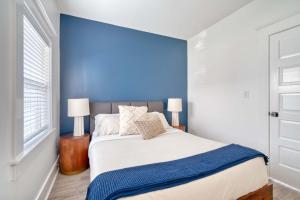 une chambre avec un grand lit avec un mur bleu dans l'établissement Stay Portland - Soul District Mansion - Food Carts & Local Shops, à Portland