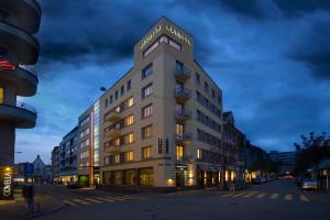 um edifício alto com uma placa no topo em Hotel Astoria em Olten