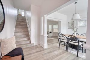 - une salle à manger et un salon avec des murs blancs, une table et des chaises dans l'établissement Stay Portland - The Soul District Lounge - 91 WalkScore, à Portland