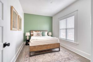 une chambre avec un lit et une fenêtre dans l'établissement Stay Portland - The Soul District Lounge - 91 WalkScore, à Portland