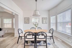 une salle à manger avec une table et des chaises dans l'établissement Stay Portland - The Soul District Lounge - 91 WalkScore, à Portland 24 autres photos