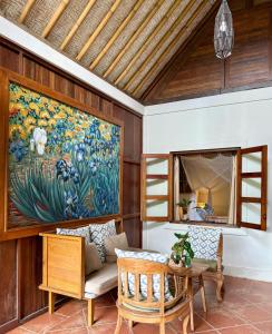Una sala de estar con un cuadro grande en la pared. en Sawah Indah Villa, en Sidemen 229 fotos más