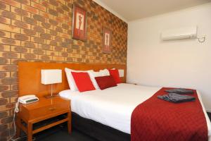 Postel nebo postele na pokoji v ubytování Horsham Mid City Court Motel + 45 fotografií