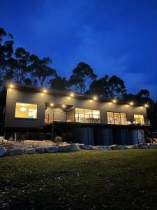 Gallery image of White Beach Retreat - Luxury With Water Views in White Beach
