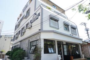 丽水市Grim Garden Guesthouse的一座白色的建筑,上面有星星