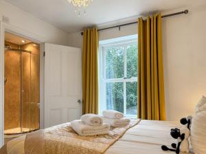 En eller flere senge i et værelse på Sunnybeck Cottage + 17 billeder