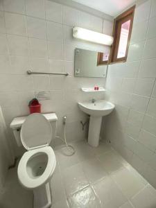 a bathroom with a toilet and a sink at โรงแรมเชียงดาวอินน์ Chiangdaoinnhotel in Chiang Dao +7 photos