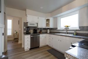 Kuchyň nebo kuchyňský kout v ubytování Stay Portland - Luxurious Alphabet District Home - 99 Walk Score