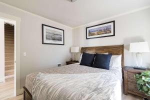 Postel nebo postele na pokoji v ubytování Stay Portland - Luxurious Alphabet District Home - 99 Walk Score