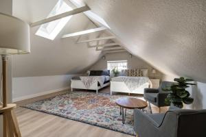 Posezení v ubytování Stay Portland - Luxurious Alphabet District Home - 99 Walk Score