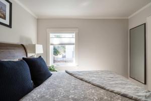 Postel nebo postele na pokoji v ubytování Stay Portland - Luxurious Alphabet District Home - 99 Walk Score + 31 fotografií