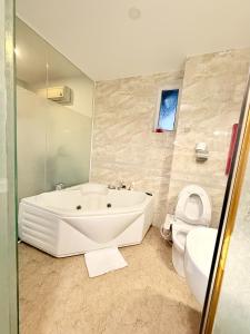 Gallery image of Little Saigon Hotel in Ấp Chợ