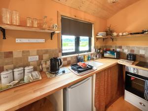 eine Küche mit einer hölzernen Arbeitsplatte in einem winzigen Haus in der Unterkunft Bets - Ukc7017 in Rug