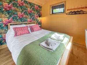 ein Schlafzimmer mit einem Bett mit Handtüchern darauf in der Unterkunft Bets - Ukc7017 in Rug + 2 Fotos