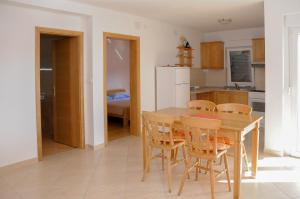 Kuchyň nebo kuchyňský kout v ubytování Apartmani Višnjić