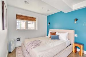 Postel nebo postele na pokoji v ubytování Stay Portland - 1906 Carl & Margaret Hoeber World's Fair House