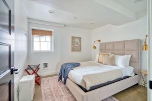 Postel nebo postele na pokoji v ubytování Stay Portland - 1906 Carl & Margaret Hoeber World's Fair House + 30 fotografií