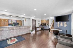 Kuchyň nebo kuchyňský kout v ubytování Super 8 By Wyndham Franklin