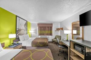 TV a/nebo společenská místnost v ubytování Super 8 By Wyndham Franklin