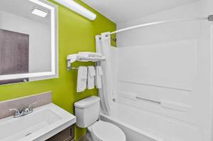 Koupelna v ubytování Super 8 By Wyndham Franklin + 32 fotografií