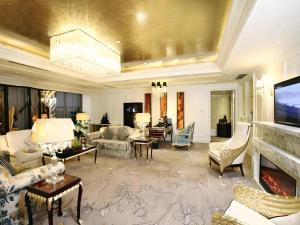 un grand salon avec un canapé et une cheminée dans l'établissement Yuncheng Jianguo Hotel, à Yuncheng