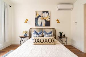 Postel nebo postele na pokoji v ubytování Stay Portland - 2BR Flat - Walk to NW 23rd Shops & Cafes