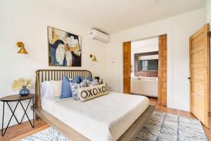 Postel nebo postele na pokoji v ubytování Stay Portland - 2BR Flat - Walk to NW 23rd Shops & Cafes