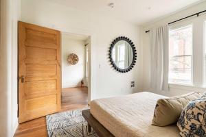 Postel nebo postele na pokoji v ubytování Stay Portland - 2BR Flat - Walk to NW 23rd Shops & Cafes