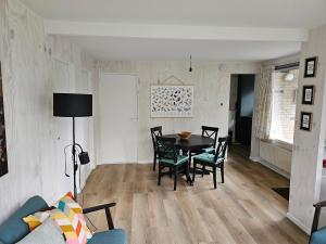 SchoonlooにあるBungalow de Kievitのテーブルと椅子のあるダイニングルーム