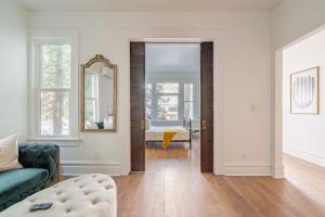a living room with a couch and a mirror at Stay Portland - 1BR - Walk to Coffee, Brews & NW 23rd Shops in Portland