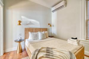 une chambre avec un grand lit et une fenêtre dans l'établissement Stay Portland - The Charmante Suite- Breweries & Boutiques, à Portland