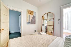 une chambre avec un lit et un miroir dans l'établissement Stay Portland - The Charmante Suite- Breweries & Boutiques, à Portland