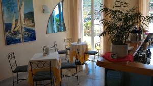 een kamer met stoelen en een tafel met een plant bij Hotel Elena in Recco