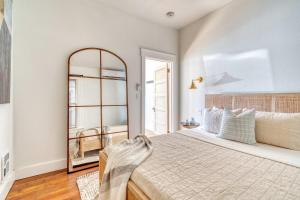 une chambre avec un grand lit et un miroir dans l'établissement Stay Portland - The Charmante Suite- Breweries & Boutiques, à Portland