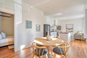 une cuisine et une salle à manger avec une table et des chaises dans l'établissement Stay Portland - The Charmante Suite- Breweries & Boutiques, à Portland 7 autres photos