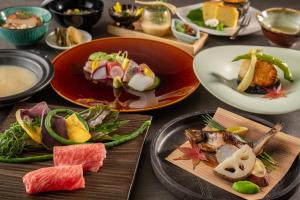 YoriiKAMENOI HOTEL Nagatoro Yorii的盘子上带食物盘的桌子